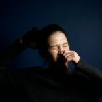 Mujer con síntomas de alergia nasal, posible relación entre Candida albicans, inflamación intestinal y respuesta alérgica.