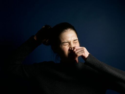 Mujer con síntomas de alergia nasal, posible relación entre Candida albicans, inflamación intestinal y respuesta alérgica.