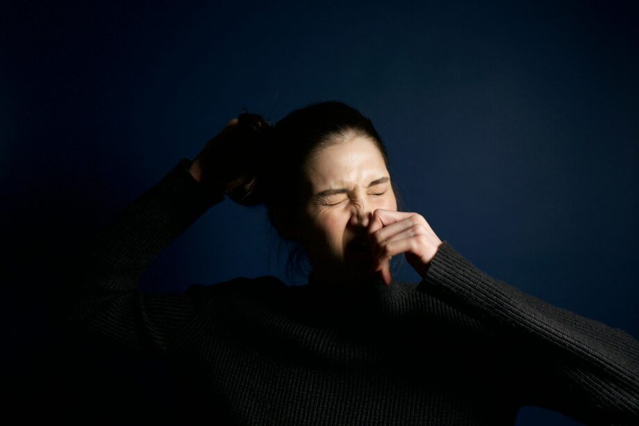 Mujer con síntomas de alergia nasal, posible relación entre Candida albicans, inflamación intestinal y respuesta alérgica.
