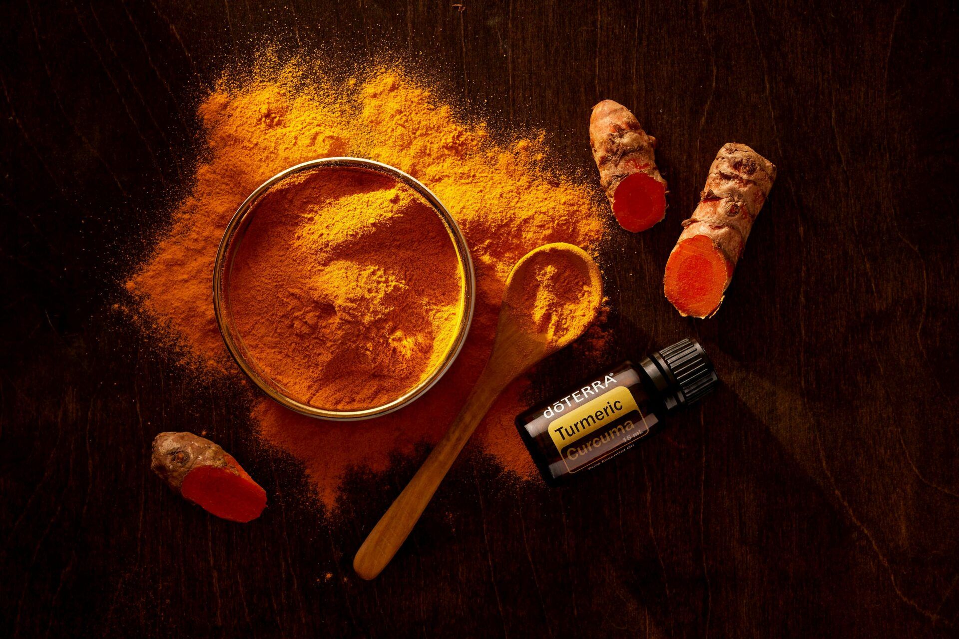 Cúrcuma en polvo con raíces frescas y frasco de extracto de curcumina sobre fondo oscuro, utilizada como antiinflamatorio natural para el dolor articular.