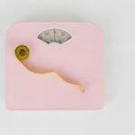 Báscula mostrando peso estable, representando que la verdadera transformación metabólica va más allá de los números. Concepto basado en las enseñanzas de Frank Suárez sobre metabolismo y salud integral.