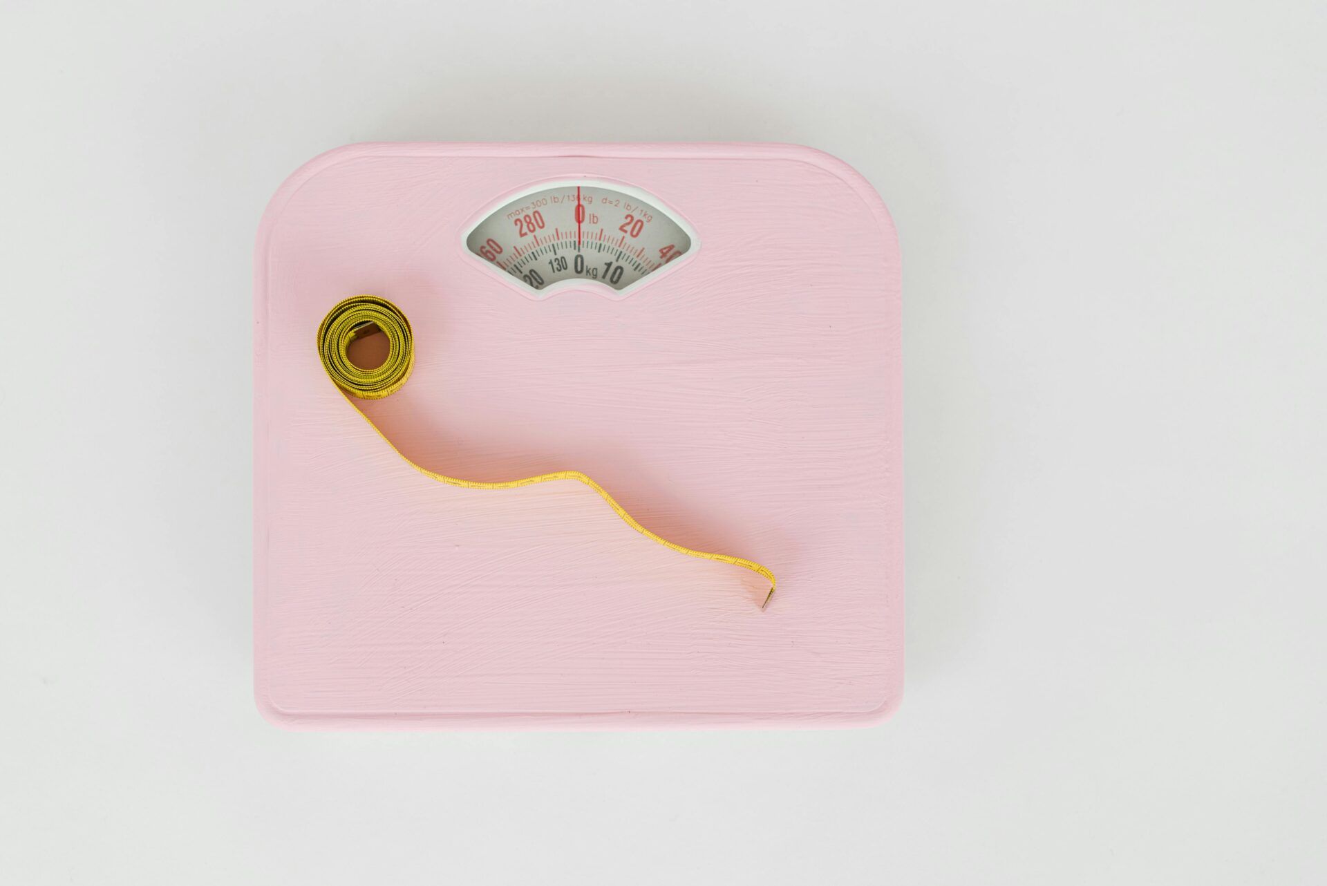 Báscula mostrando peso estable, representando que la verdadera transformación metabólica va más allá de los números. Concepto basado en las enseñanzas de Frank Suárez sobre metabolismo y salud integral.