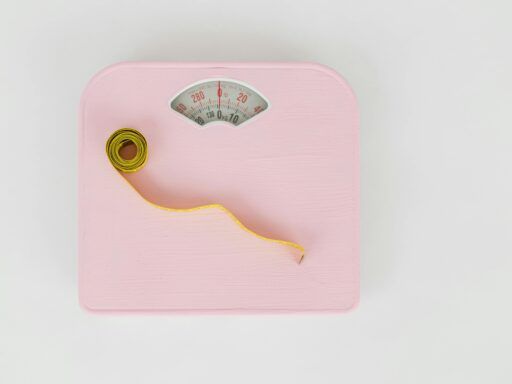 Báscula mostrando peso estable, representando que la verdadera transformación metabólica va más allá de los números. Concepto basado en las enseñanzas de Frank Suárez sobre metabolismo y salud integral.
