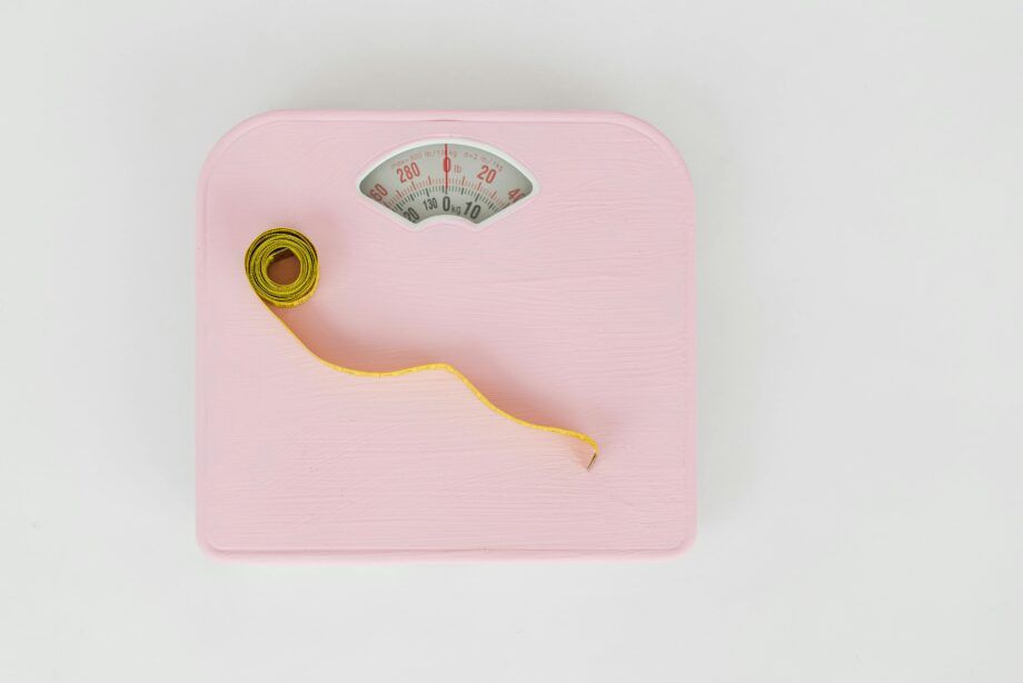 Báscula mostrando peso estable, representando que la verdadera transformación metabólica va más allá de los números. Concepto basado en las enseñanzas de Frank Suárez sobre metabolismo y salud integral.