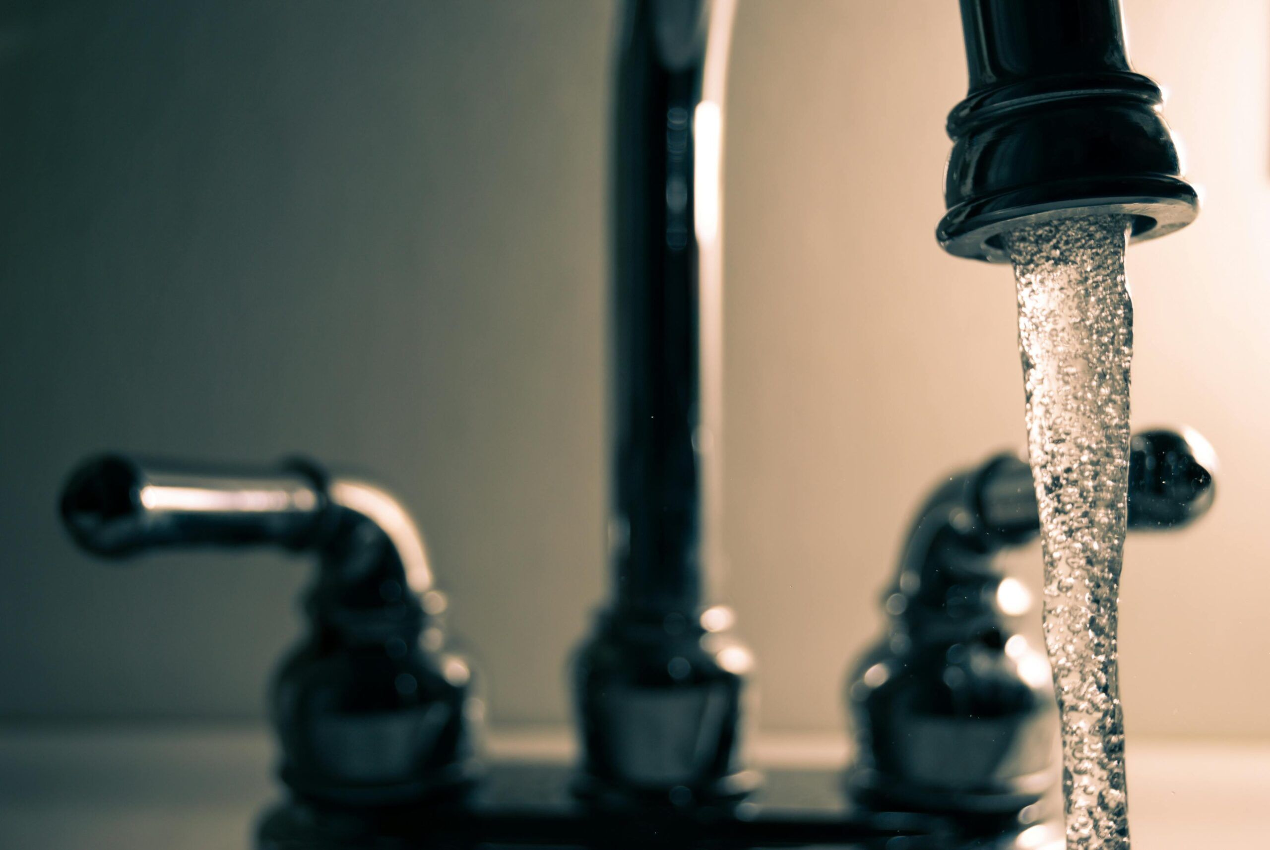 El Riesgo de Beber Agua del Grifo: Un Peligro Invisible Para la Salud Familiar