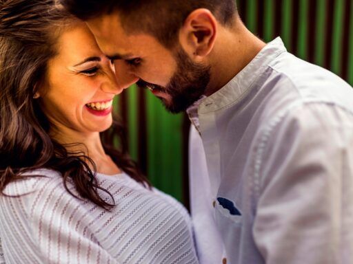 Pareja sonriente en actitud cercana que refleja un vínculo de amor consciente, libre y conectado emocionalmente.