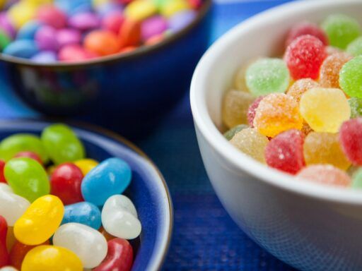 Rojo 40: El colorante alimentario que podría afectar tu salud y la de tus hijos
