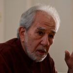 Bruce Lipton explicando sus teorías sobre la influencia de la mente en la biología.