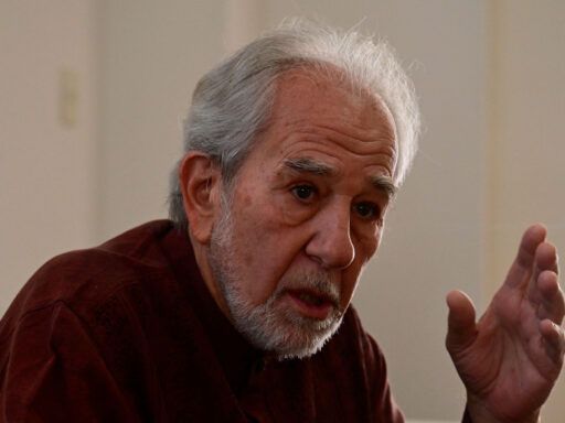 Bruce Lipton explicando sus teorías sobre la influencia de la mente en la biología.