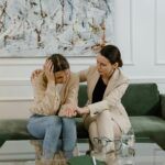 Terapeuta apoyando a una mujer durante una sesión de constelaciones familiares individuales