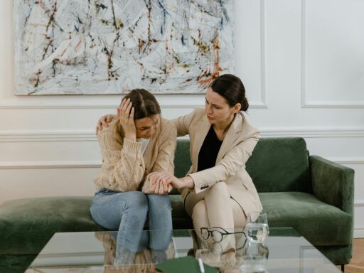 Terapeuta apoyando a una mujer durante una sesión de constelaciones familiares individuales