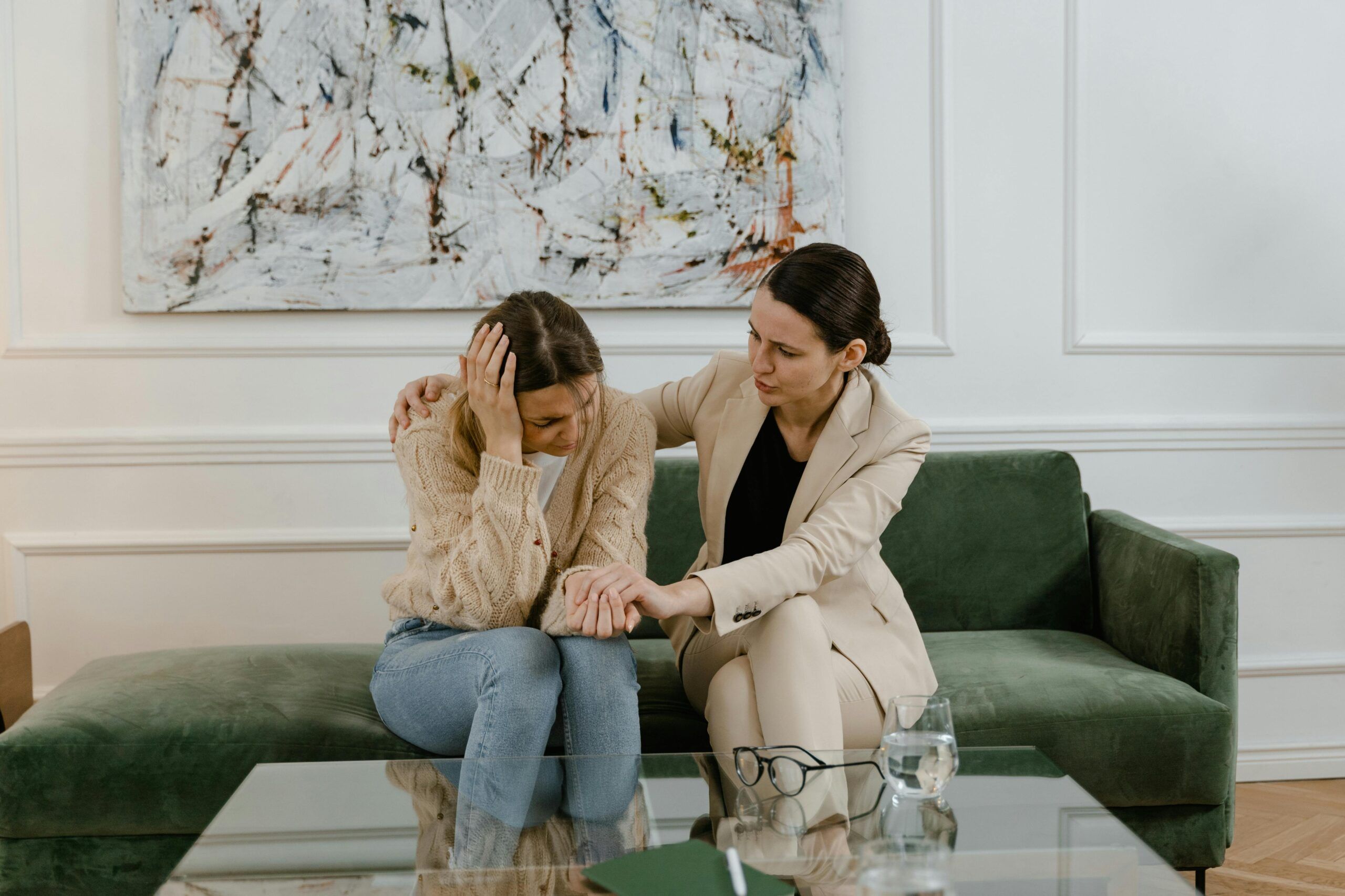 Terapeuta apoyando a una mujer durante una sesión de constelaciones familiares individuales