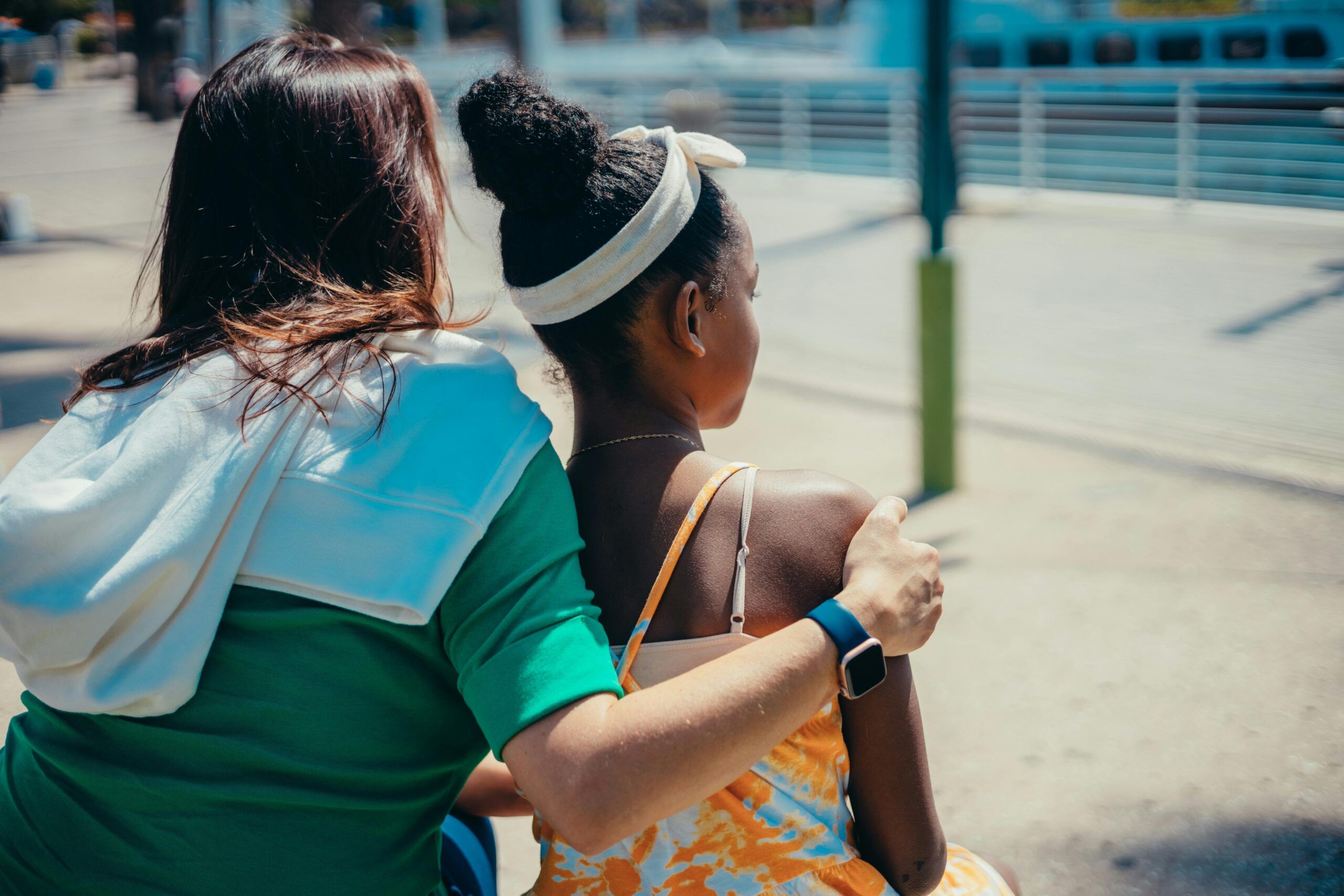 Mujer acompañando con el brazo a una niña en un gesto de apoyo, simbolizando el vínculo, la contención y el proceso emocional en la adopción desde la mirada de las constelaciones familiares.
