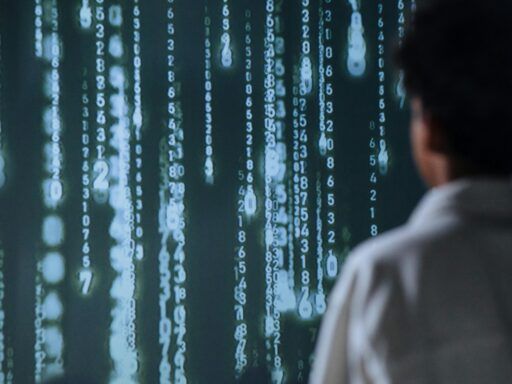 Persona observando flujos de datos digitales como metáfora del campo neuronal y la conciencia interconectada según Jacobo Grinberg.