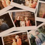 Fotografías familiares que representan el linaje ancestral y la influencia de las generaciones pasadas en la vida presente, concepto de constelaciones familiares y sanación del linaje.