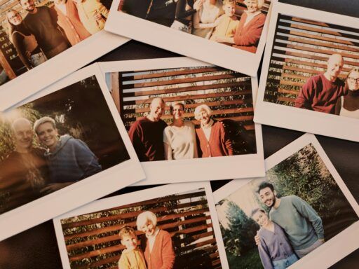Fotografías familiares que representan el linaje ancestral y la influencia de las generaciones pasadas en la vida presente, concepto de constelaciones familiares y sanación del linaje.