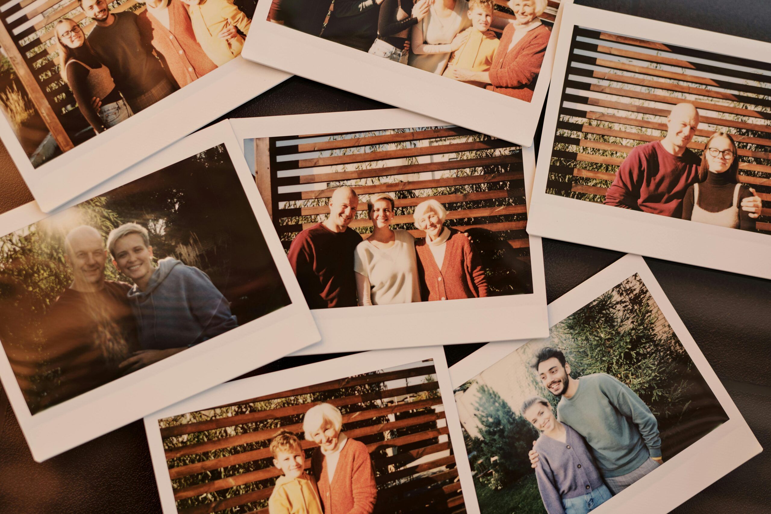 Fotografías familiares que representan el linaje ancestral y la influencia de las generaciones pasadas en la vida presente, concepto de constelaciones familiares y sanación del linaje.